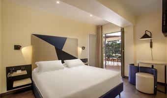 1 letto matrimoniale king size, camera deluxe, set cortesia vip, angolo relax, hi-fi e lettore dvd, servizio in camera gratuito
