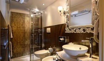 1 letto queen size, 1 divano letto singolo, camere non fumatori, camera tripla in stile classico,  letti singoli su richiesta
