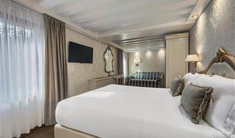 1 letto queen size, 1 divano letto singolo, camere non fumatori, camera tripla in stile classico,  letti singoli su richiesta
