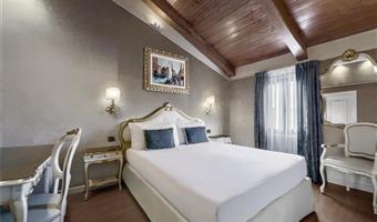 1 letto matrimoniale queen size, 1 divano letto doppio, camera non fumatori, camera stile classico, letti singoli su richiesta