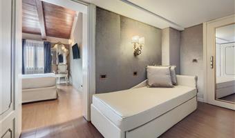 1 letto matrimoniale queen size, 1 divano letto doppio, camera non fumatori, camera stile classico, letti singoli su richiesta