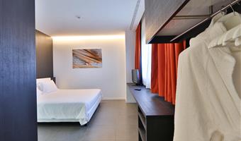 suite -1 letto king size, wi-fi, televisione digitale, bevande analcoliche gratuite nel minibar, parcheggio in garage gratuito, accappatoio e pantofole