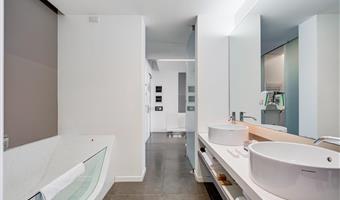 suite -1 letto king size, wi-fi, televisione digitale, bevande analcoliche gratuite nel minibar, parcheggio in garage gratuito, accappatoio e pantofole