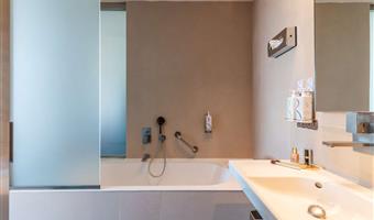 1 letto matrimoniale king size, junior suite, 35mq, soggiorno, divano letto, terrazza, vista sulla città, wi-fi, accappatoio e ciabattine, bollitore per tè/caffè, 1 bottiglia d’acqua, minibar (free soft drinks), free room service, shopping card