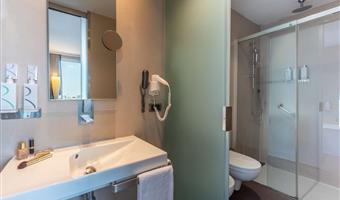 1 letto matrimoniale king size, junior suite, 35mq, soggiorno, divano letto, terrazza, vista sulla città, wi-fi, accappatoio e ciabattine, bollitore per tè/caffè, 1 bottiglia d’acqua, minibar (free soft drinks), free room service, shopping card