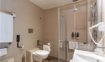 1 letto king size, 1 letto singolo, camera tripla comfort, wi-fi, bollitore per tè e caffè, accappatoio e ciabattine