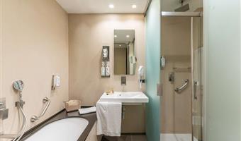 1 letto king size, 1 letto singolo, camera tripla comfort, wi-fi, bollitore per tè e caffè, accappatoio e ciabattine