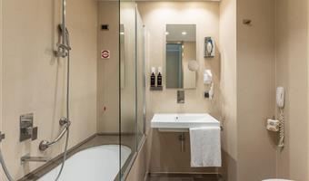 1 letto matrimoniale king size, camera comfort, 2 letti singoli su richiesta, wi-fi, bollitore per tè e caffè, accappatoio e ciabattine