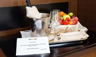 1 letto king size 1 lettino singolo per bambini, camera standard