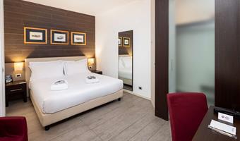 suite -1 letto king size, camera non fumatori, double sofabed, soggiorno, 2 televisori led da 32 pollici, kitchenette, patio