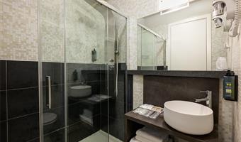 1 letto matrimoniale king size, camera stile classico, terrazza, letto doppio su richiesta