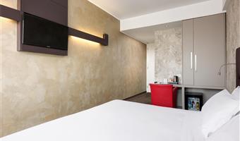 1 letto matrimoniale king size, camera comfort, vista sul giardino, terrazza, convertibile in due letti gemelli