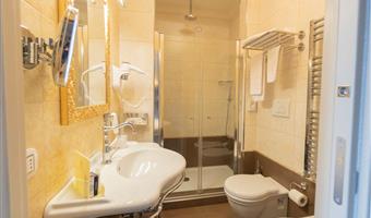 1 letto singolo, camere non fumatori, letto francese, camera stile classico, smart tv 43