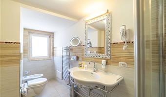 1 letto matrimoniale king size, camere non fumatori, camera per famiglie, double sofabed, balcone, smart tv 43