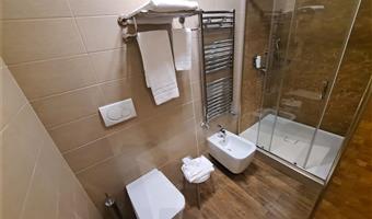 1 letto matrimoniale queen size, camere non fumatori, royal suite, minibar, idromassaggio jacuzzi, balcone, smart tv 43