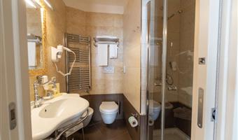 1 letto matrimoniale queen size, junior suite, divano letto, vista sul mare, soggiorno, smart tv 43