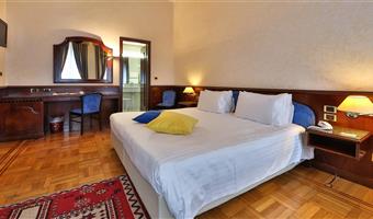 1 letto queen size e 2 divani letto singoli, camera quadrupla, wi-fi ad alta velocità, cassaforte, bollitore