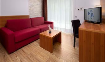 1 letto matrimoniale king size, suite junior, divano letto, collegamento wi-fi, pay tv gratuita, accappatoio e pantofole