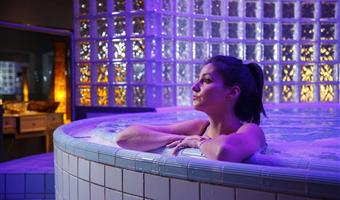 1 letto matrimoniale king size, suite junior, divano letto, wi-fi, pay tv gratuita, accappatoio e pantofole, accesso spa
