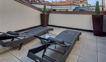 suite -1 letto king size, camere non fumatori, camera design, angolo cottura, balcone, accappatoio e pantofole