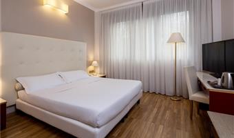 1 letto matrimoniale king size, camere non fumatori, camera superior, wi-fi, bottiglia di acqua minerale gratuita, accappatoio e pantofole