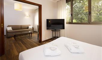 1 letto king size, 2 letti singoli, in due distinti ambienti, camera non fumatori, camera per famiglie, wi-fi, minibar gratuito, accappatoio e pantofole, il letto matrimoniale è convertibile in due letti singoli