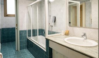 1 letto king size, 2 letti singoli, in due distinti ambienti, camera non fumatori, camera per famiglie, wi-fi, minibar gratuito, accappatoio e pantofole, il letto matrimoniale è convertibile in due letti singoli