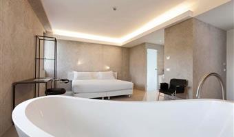 suite -1 letto king size, camere non fumatori, minibar gratuito, accappatoio e pantofole, doccia, vasca indipendente