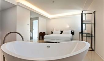suite -1 letto king size, camere non fumatori, minibar gratuito, accappatoio e pantofole, doccia, vasca indipendente