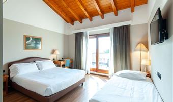 1 letto queen size e 1 letto singolo, camere non fumatori, camera superior, balcone, vista sul lago