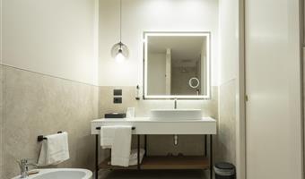 1 letto queen size e 1 letto singolo, camere non fumatori, camera superior, balcone, vista sul lago, parcheggio in garage gratuito, accesso gratuito al centro benessere