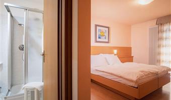 1 letto queen size convertibile in 2, 2 letti singoli, non fumatori, family, vista montagna, balcone