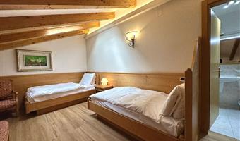 1 letto queen size, 2 letti singoli, camere non fumatori, camera per famiglie, camera comfort, balcone, vista sulla montagna