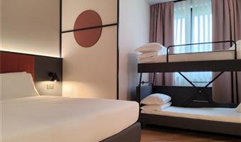 camera quadrupla ,1 letto matrimoniale king size, camere non fumatori, camera comfort, divano letto, letto a castello, convertibile in due letti gemelli