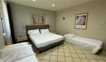 1 letto queen size, 2 letti singoli, camera family deluxe non fumatori