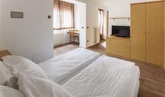 2 lette queen size 1 letto singolo, camere non fumatori, camera per famiglie, camera deluxe, balcone, vista sulla montagna, convertibile in due letti gemelli