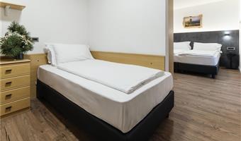 2 lette queen size 1 letto singolo, camere non fumatori, camera per famiglie, camera deluxe, balcone, vista sulla montagna, convertibile in due letti gemelli