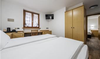 1 letto queen size, 2 letti singoli, camere non fumatori, camera per famiglie, due camere da letto, vista sulla montagna, solo doccia