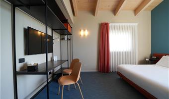 1 letto matrimoniale queen size, camera con balcone, non fumatori, per famiglie con due divani letto per 1 persona