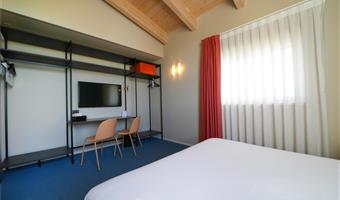 1 letto matrimoniale queen size, camera con balcone, non fumatori, per famiglie con due divani letto per 1 persona
