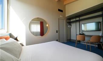 1 letto matrimoniale queen size, camera con balcone, non fumatori, per famiglie con due divani letto per 1 persona