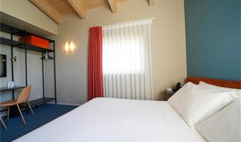 1 letto matrimoniale queen size, camera con balcone, non fumatori, per famiglie con due divani letto per 1 persona