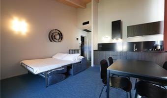 1 letto matrimoniale queen size, camera con balcone, non fumatori, per famiglie con due divani letto per 1 persona