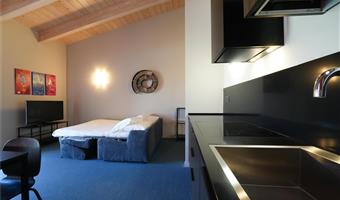 1 letto matrimoniale queen size, camera con balcone, non fumatori, per famiglie con due divani letto per 1 persona
