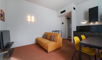 1 letto matrimoniale queen size, camera con balcone, non fumatori, per famiglie con due divani letto per 1 persona