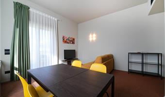 1 letto matrimoniale queen size, camera con balcone, non fumatori, per famiglie con due divani letto per 1 persona