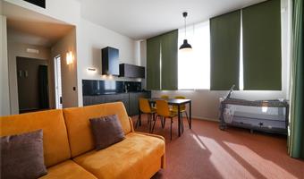 1 letto matrimoniale queen size, camera con balcone, non fumatori, per famiglie con due divani letto per 1 persona