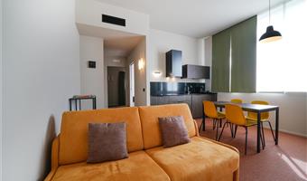 1 letto matrimoniale queen size, camera con balcone, non fumatori, per famiglie con due divani letto per 1 persona