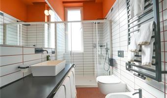1 letto matrimoniale queen size, camera con balcone, non fumatori, per famiglie con due divani letto per 1 persona