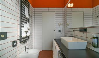 1 letto matrimoniale queen size, camera con balcone, non fumatori, per famiglie con due divani letto per 1 persona